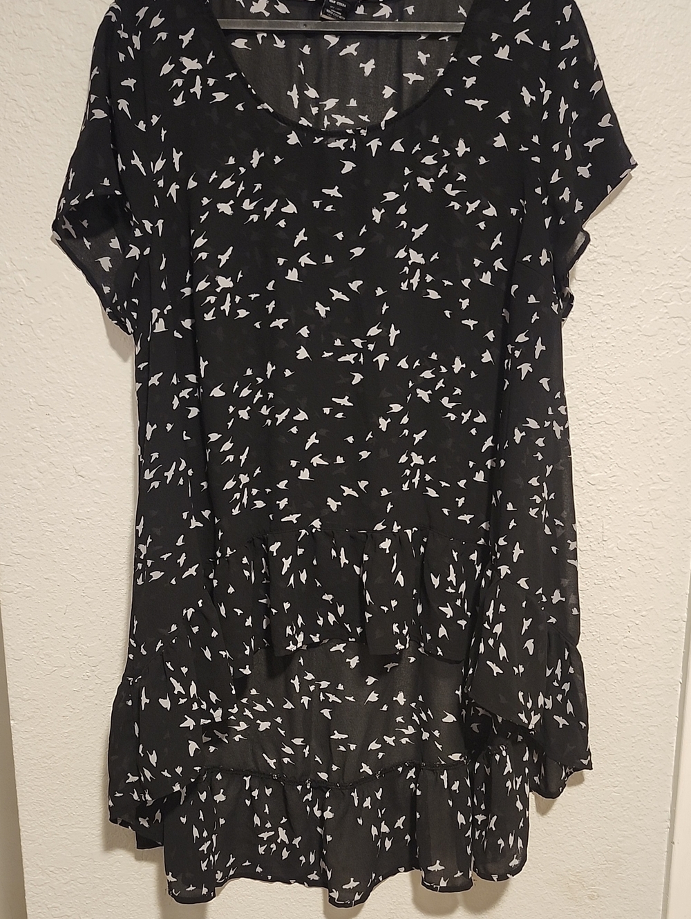 Black and White TORRID Bird-Print Ruffle Hem Women's Top Hi-Lo